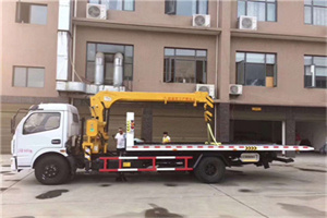 南沙群岛附近汽车轮胎更换